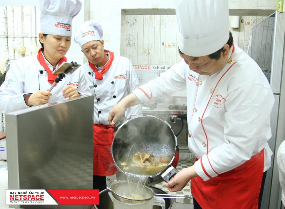 Vợ chồng anh Giao học nấu Phở, Cơm tấm và các món Nhật để kinh doanh