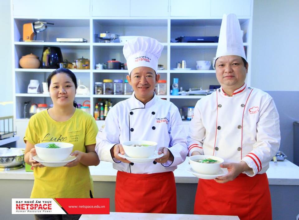 Từ bỏ 12 năm nghề Quản lý xe, anh Lộc theo đuổi đam mê học Công nghệ nấu Phở kinh doanh