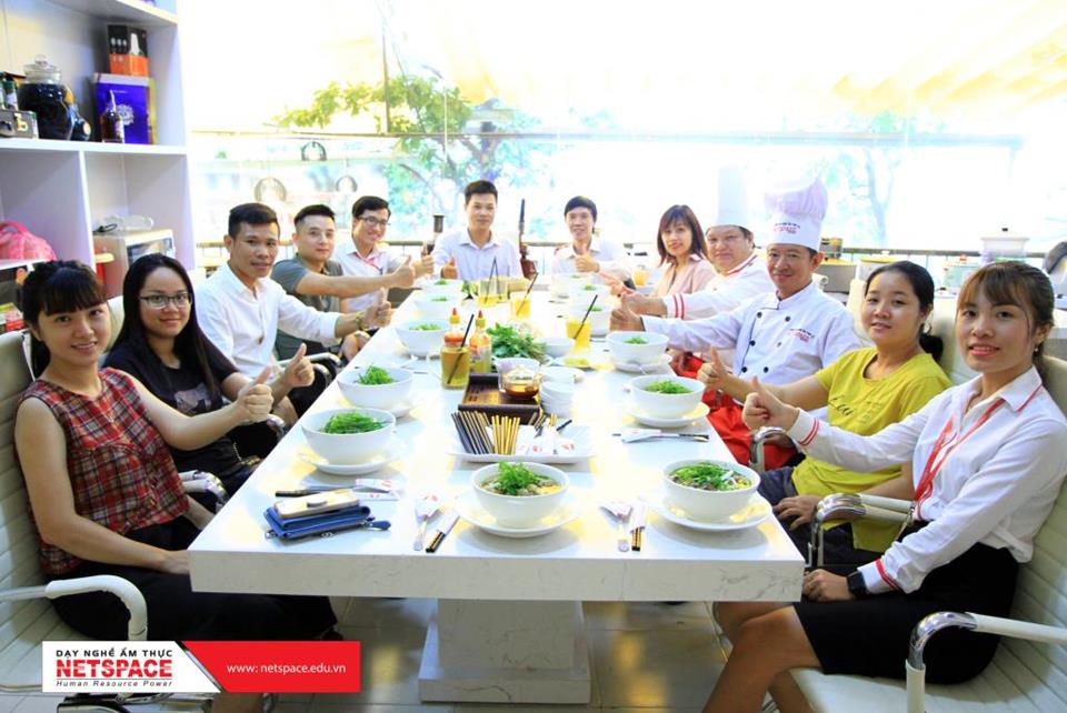 Từ bỏ 12 năm nghề Quản lý xe, anh Lộc theo đuổi đam mê học Công nghệ nấu Phở kinh doanh