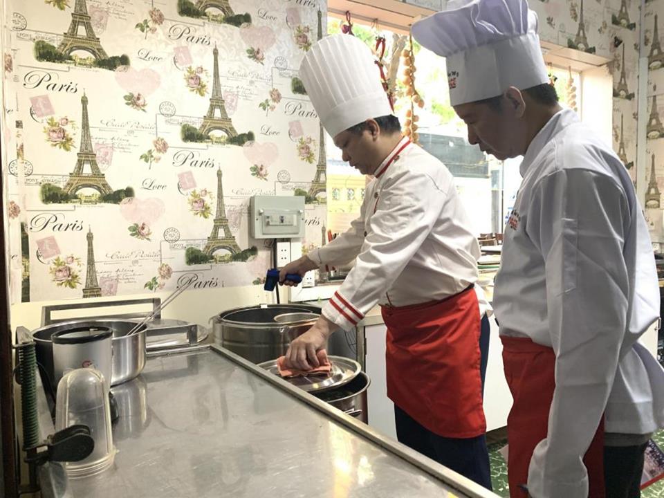 Từ bỏ 12 năm nghề Quản lý xe, anh Lộc theo đuổi đam mê học Công nghệ nấu Phở kinh doanh