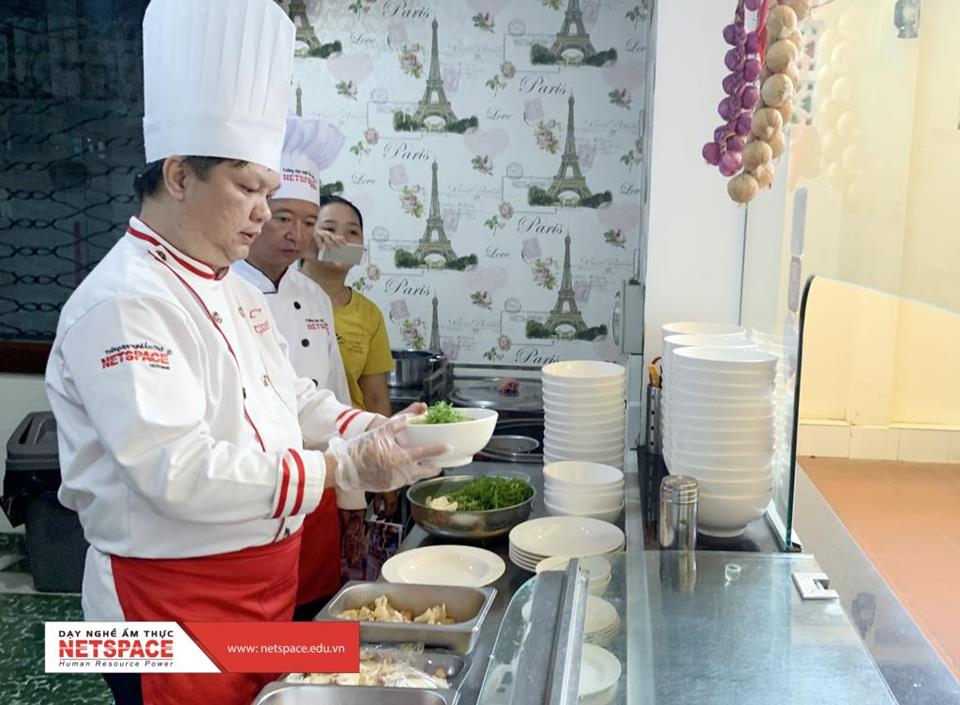 Từ bỏ 12 năm nghề Quản lý xe, anh Lộc theo đuổi đam mê học Công nghệ nấu Phở kinh doanh