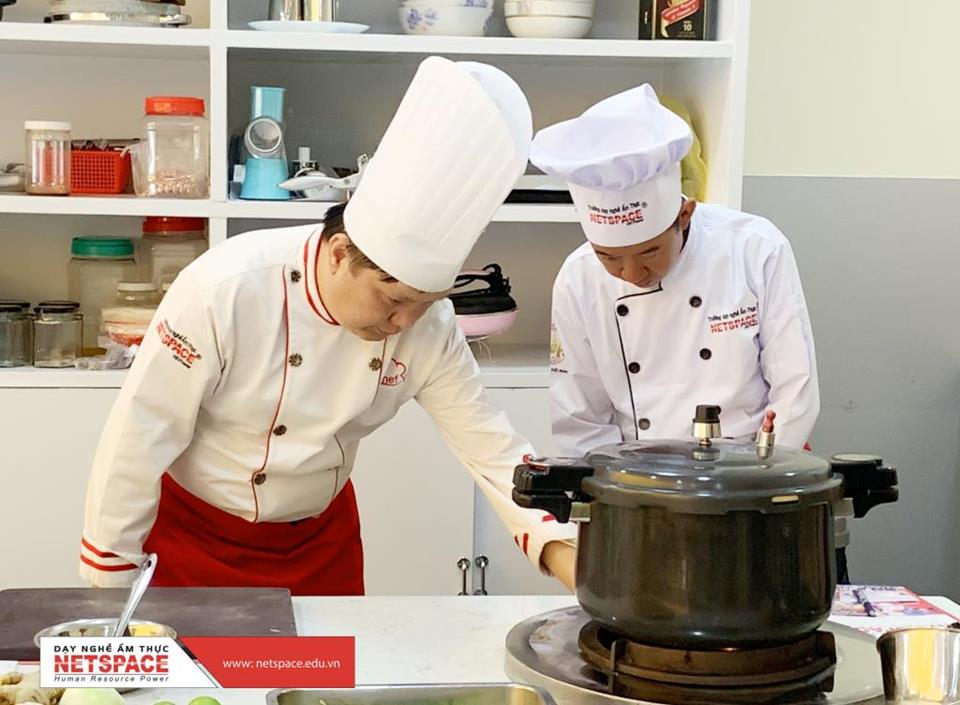 Từ bỏ 12 năm nghề Quản lý xe, anh Lộc theo đuổi đam mê học Công nghệ nấu Phở kinh doanh