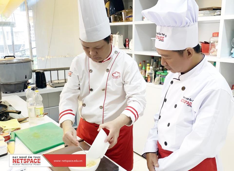 Từ bỏ 12 năm nghề Quản lý xe, anh Lộc theo đuổi đam mê học Công nghệ nấu Phở kinh doanh