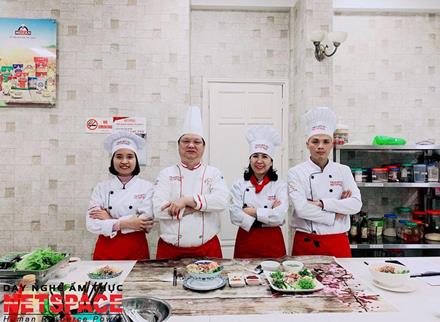 Chị Thúy học cách làm phở gà trộn, nấu phở bò, phở gà