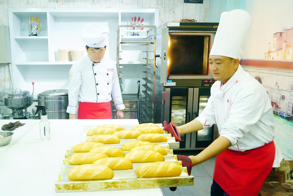 Anh Kiện học làm Vỏ Bánh mì Việt Nam