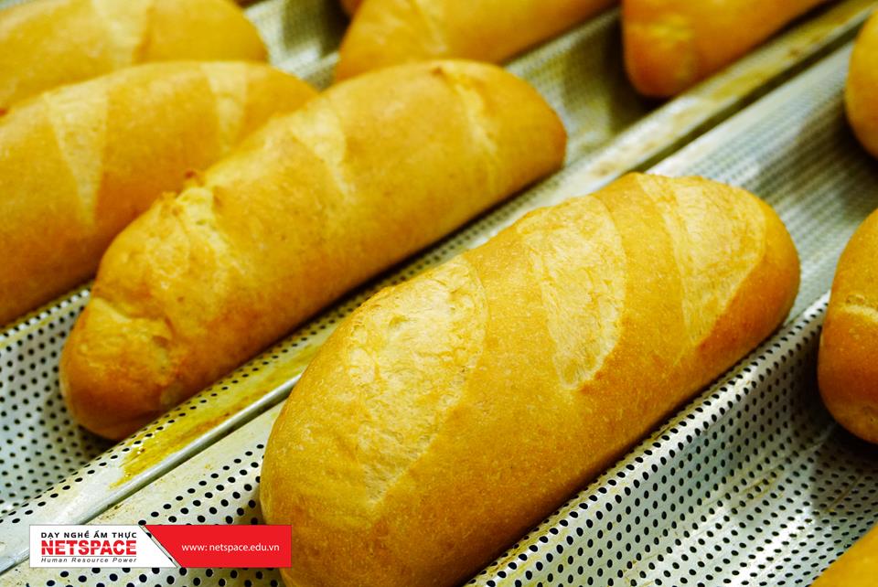 Anh Kiện học làm Vỏ Bánh mì Việt Nam