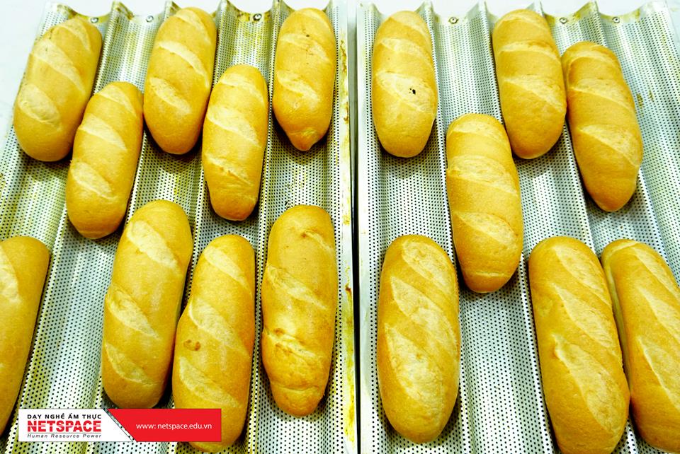Anh Kiện học làm Vỏ Bánh mì Việt Nam