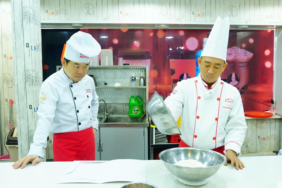 Anh Kiện học làm Vỏ Bánh mì Việt Nam
