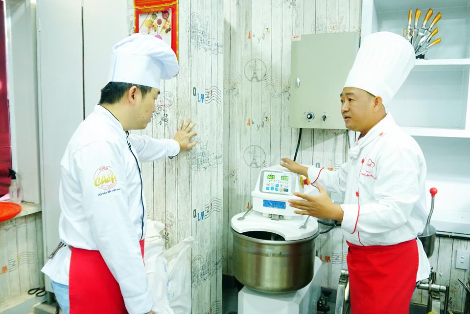 Anh Kiện học làm Vỏ Bánh mì Việt Nam