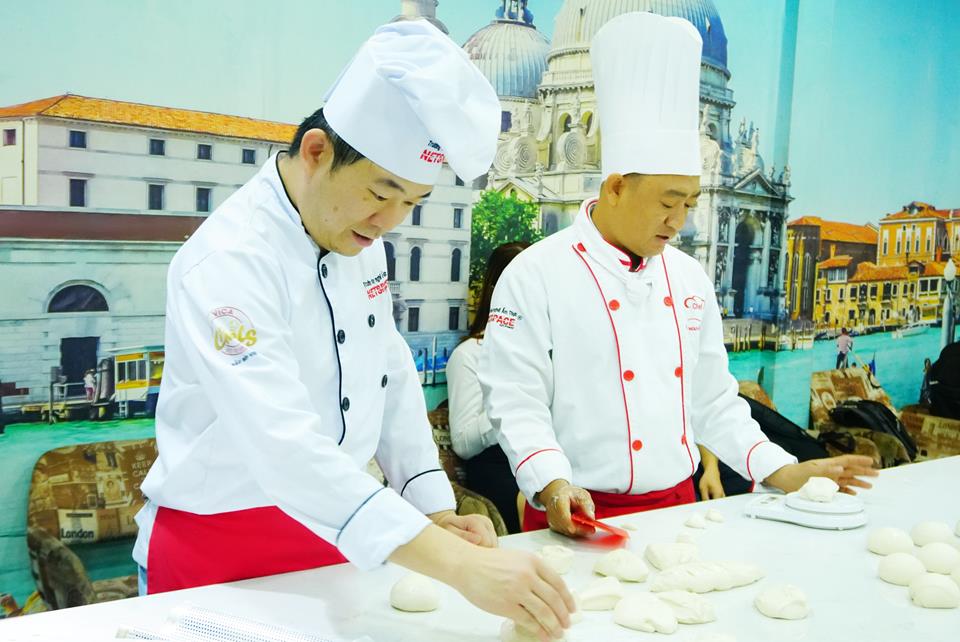 Anh Kiện học làm Vỏ Bánh mì Việt Nam
