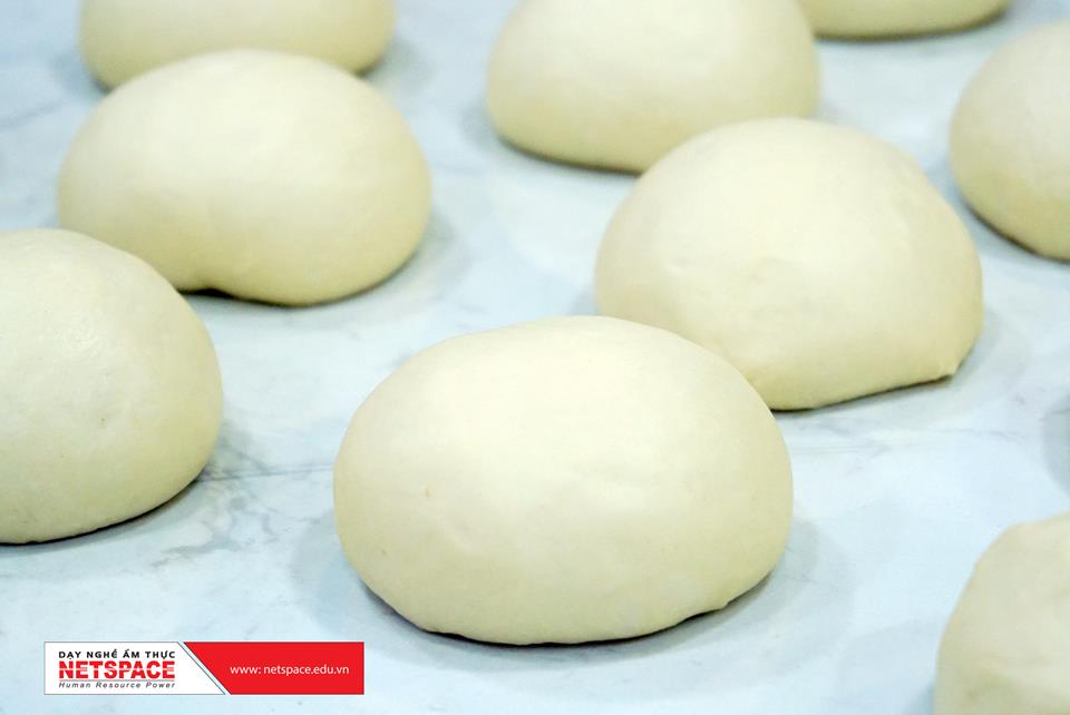 Anh Kiện học làm Vỏ Bánh mì Việt Nam