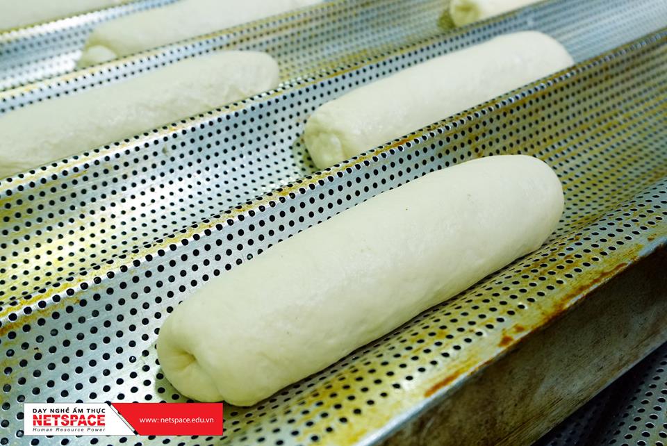 Anh Kiện học làm Vỏ Bánh mì Việt Nam