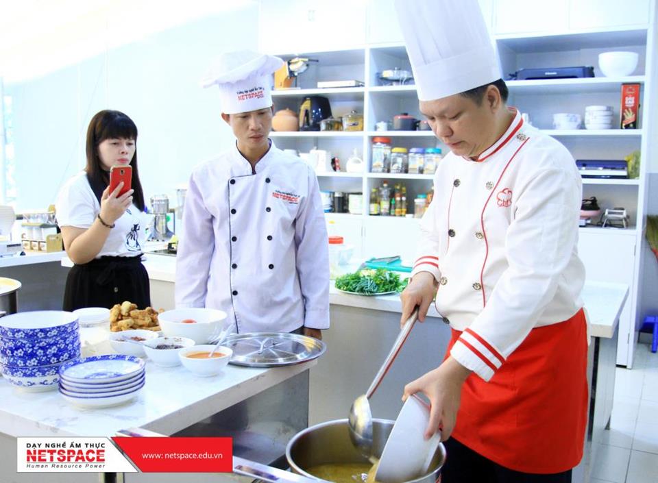 Anh Ngọc học Bún cá Huế để kinh doanh