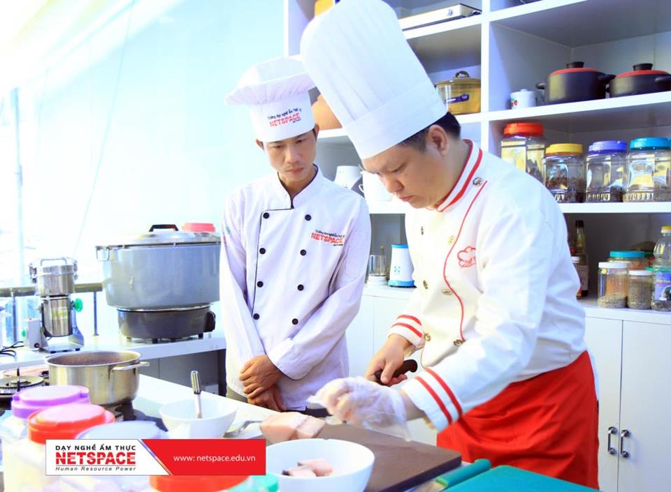 Anh Ngọc học Bún cá Huế để kinh doanh