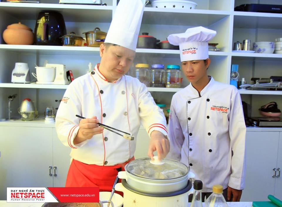 Anh Ngọc học Bún cá Huế để kinh doanh