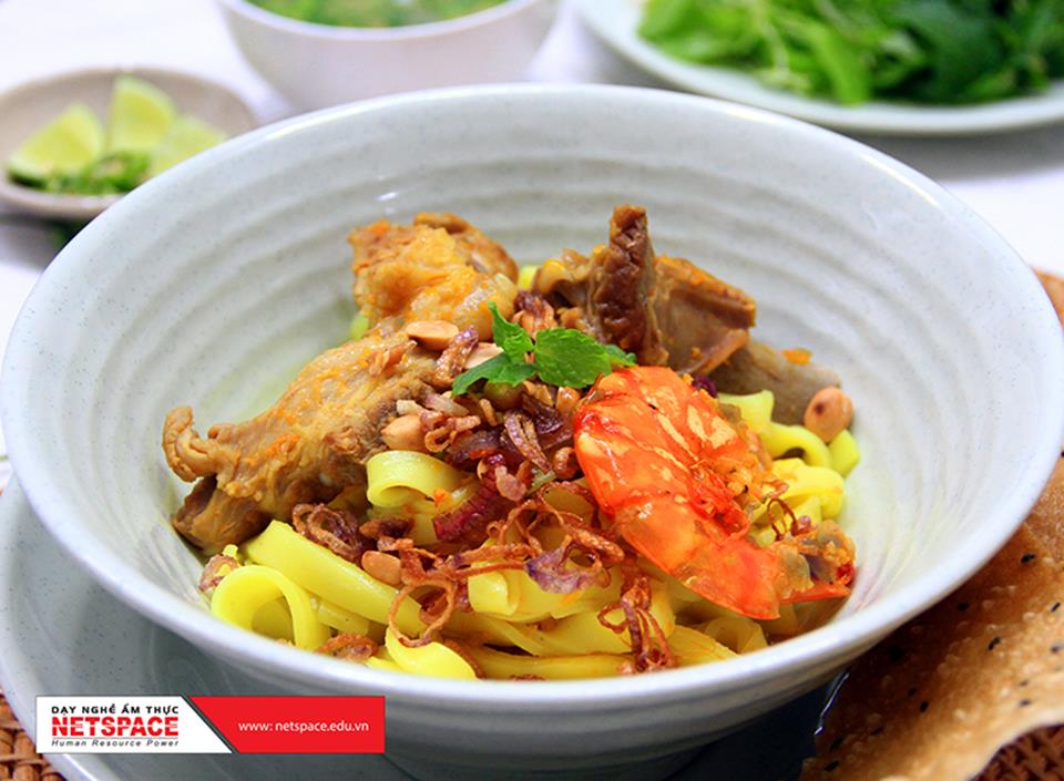 Chị Hương học nấu mì Quảng để mở quán tại Quy Nhơn