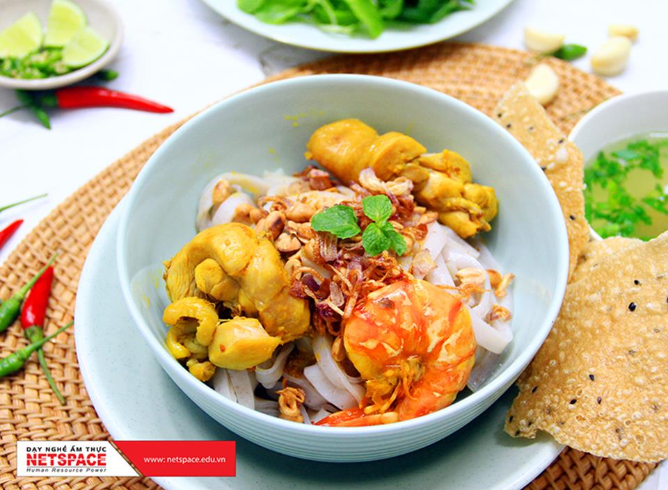 Chị Hương học nấu mì Quảng để mở quán tại Quy Nhơn