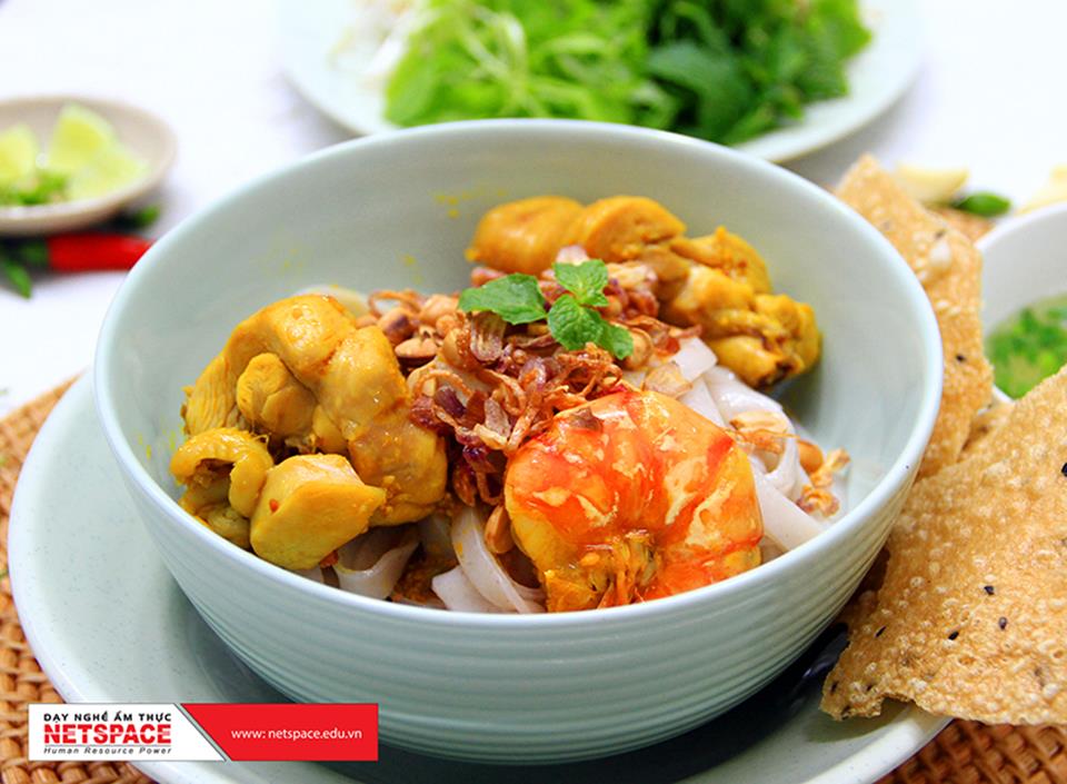 Chị Hương học nấu mì Quảng để mở quán tại Quy Nhơn