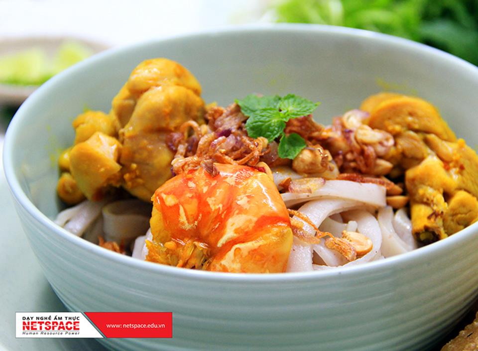 Chị Hương học nấu mì Quảng để mở quán tại Quy Nhơn
