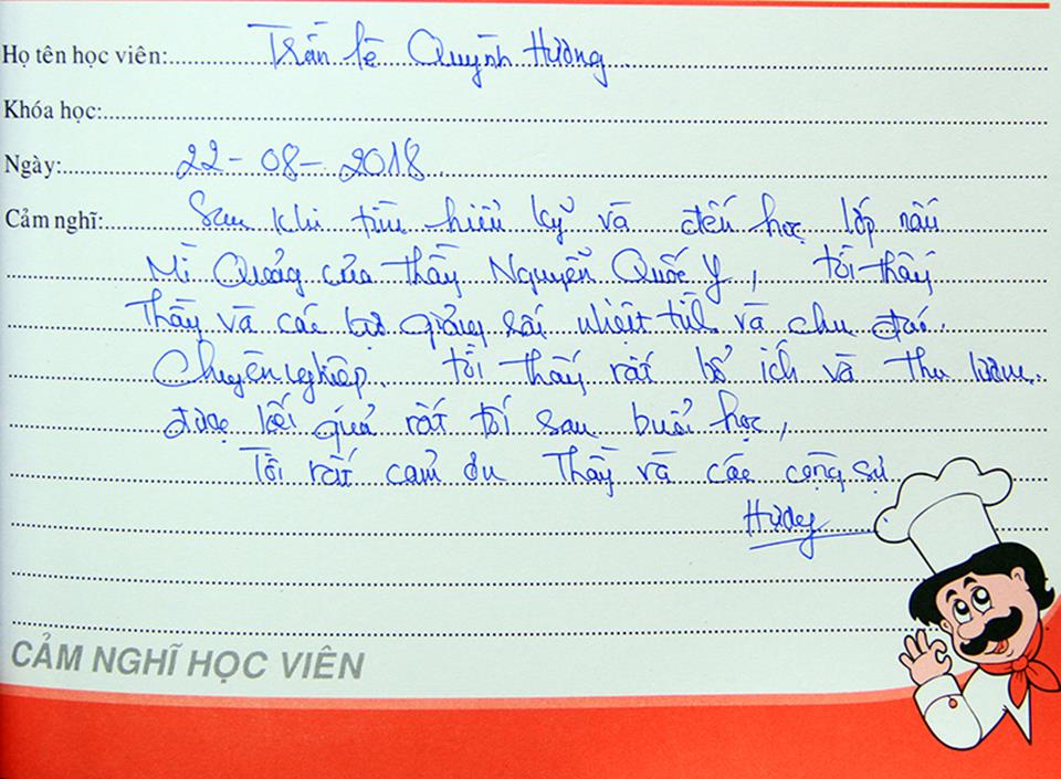 Chị Hương học nấu mì Quảng để mở quán tại Quy Nhơn