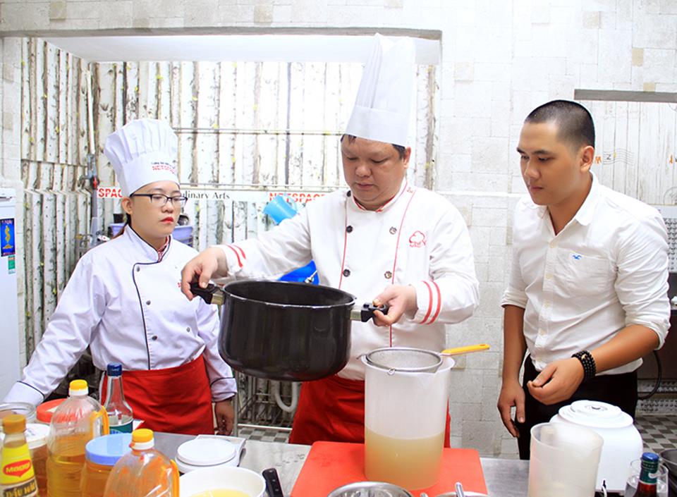 Chị Hương học nấu mì Quảng để mở quán tại Quy Nhơn