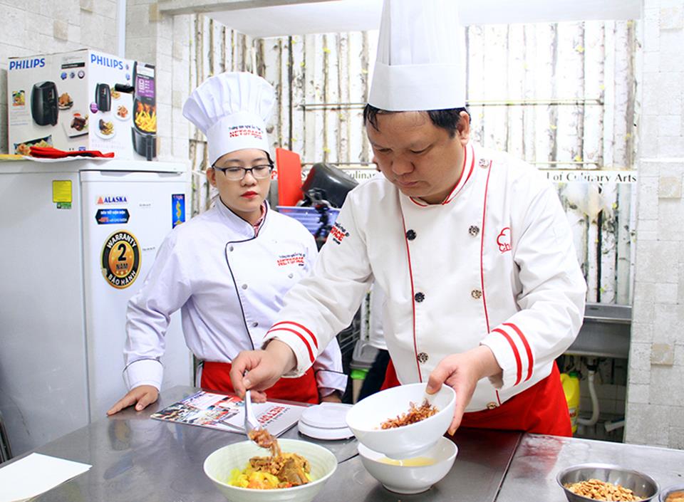 Chị Hương học nấu mì Quảng để mở quán tại Quy Nhơn