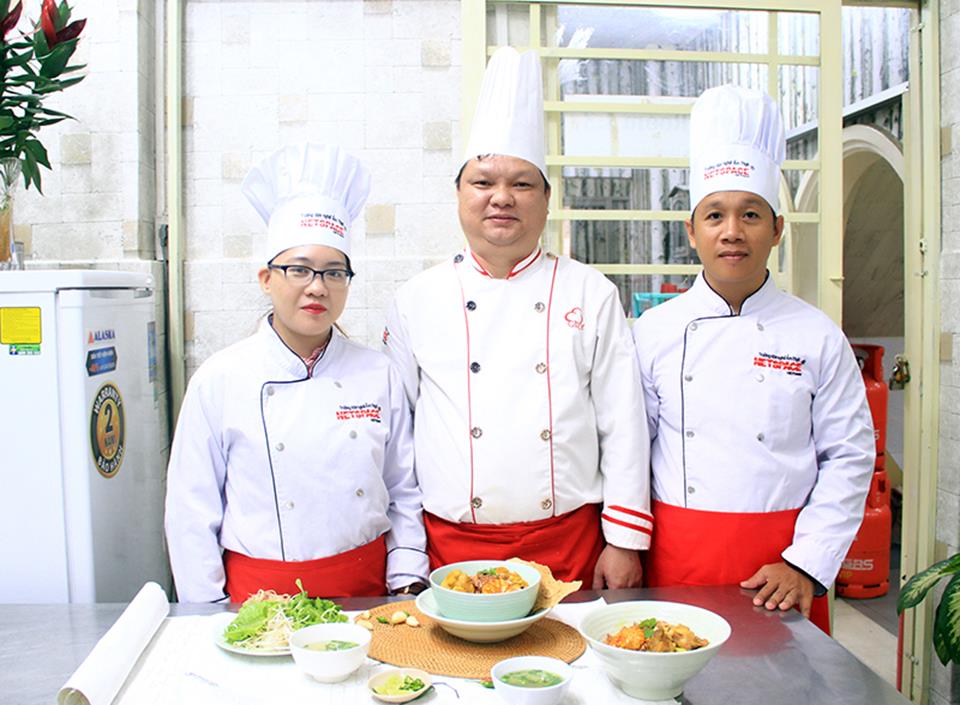 Chị Hương học nấu mì Quảng để mở quán tại Quy Nhơn