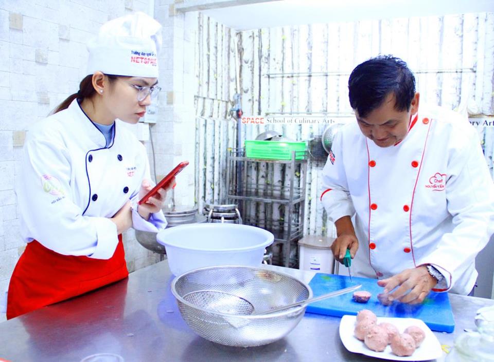 Chị Yến học Bò viên để kinh doanh